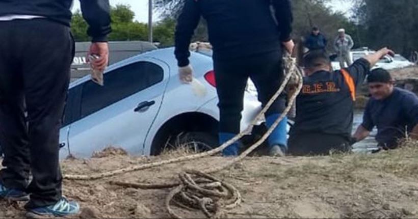 Violaron la cuarentena, se emborracharon y cayeron con su auto a un canal | Actualidad