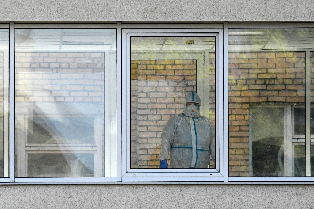 Preocupación por los médicos que "se caen" de las ventanas de hospitales en Rusia durante la pandemia | Internacionales