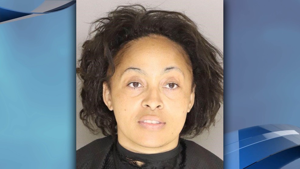 Video: una mujer se lamió las manos, tocó alimentos y fue detenida | Internacionales