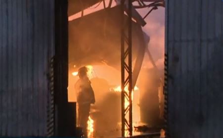 Voraz incendio en un depósito de papel en Quilmes | Actualidad