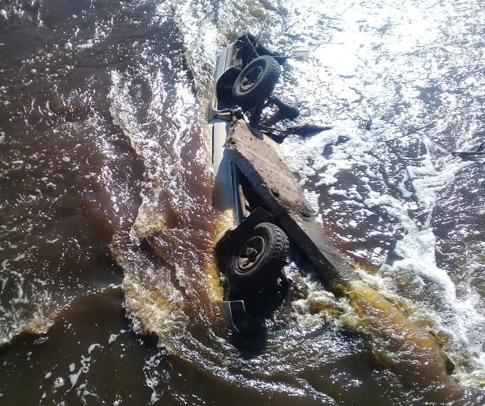 Mar Chiquita: una camioneta cayó a un arroyo y buscan a sus ocupantes | Actualidad