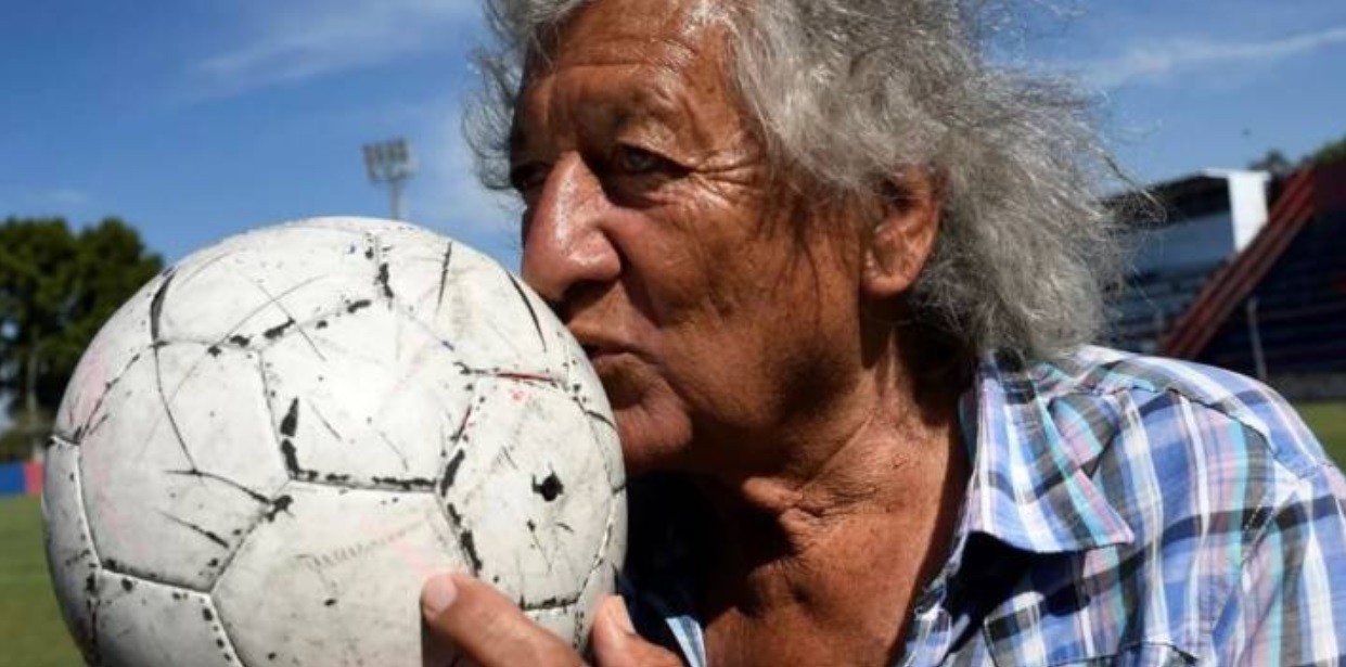Murió el exfutbolista "Trinche" Carlovich tras el brutal ataque para robarle la bicicleta | Actualidad