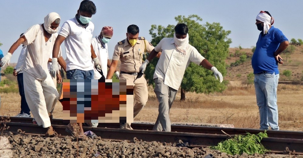 Tragedia en India: 14 trabajadores murieron arrollados por un tren cuando dormían en las vías | Internacionales