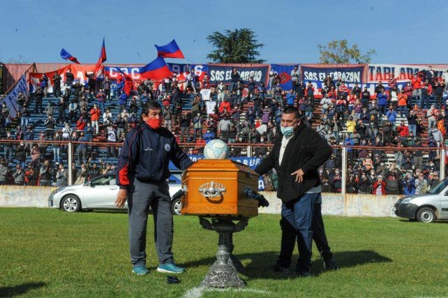 Emoción y pedido de justicia en la despedida al Trinche Carlovich en Rosario | Actualidad