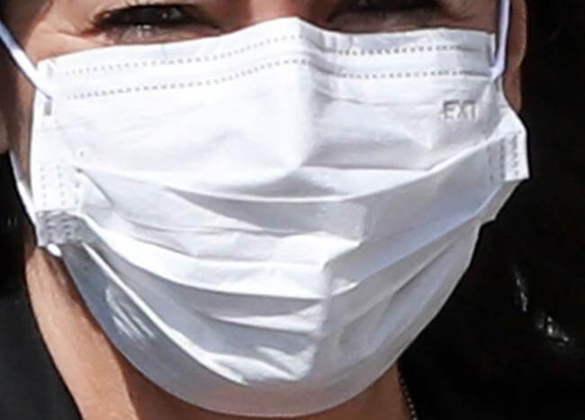 Detenida por transportar cocaína y heroína escondida en el tapaboca | Internacionales