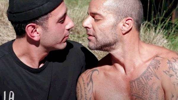 Ricky Martin y su esposo mostraron el backstage del beso para el video de Residente | Espectáculos