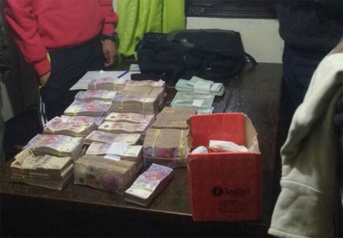 Los perseguía Gendarmería y desde el auto arrojaron más de un millón de pesos | Actualidad