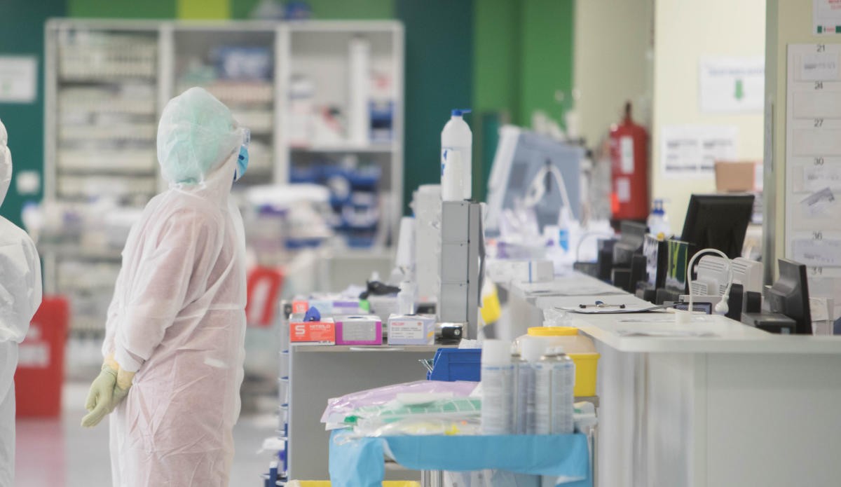 Hallan un anticuerpo que frena el coronavirus en la sangre de un paciente que sobrevivió al SARS | Internacionales