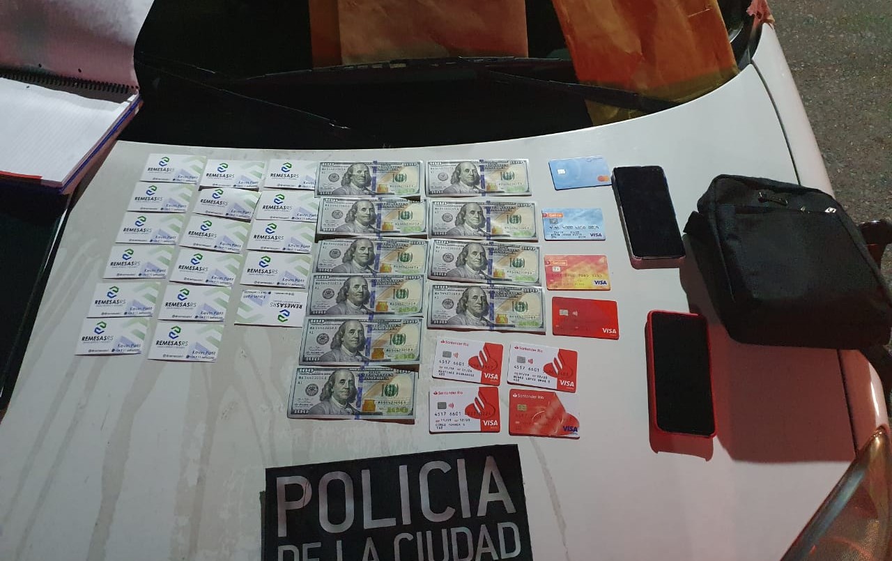 Detienen en un banco a dos hombres con varias tarjetas de débito ajenas | Actualidad