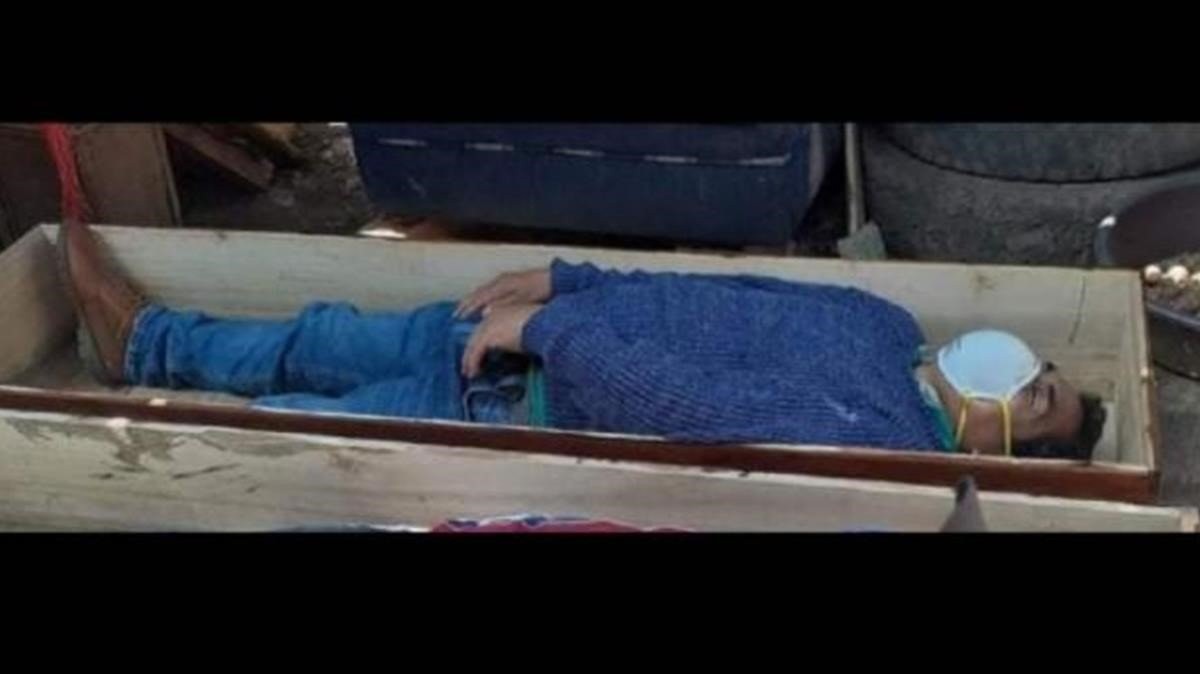 Jefe comunal se hizo el muerto en un ataúd para no ser detenido por violar la cuarentena | Curiosidades