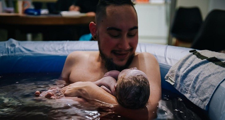 Fotos: el hombre trans que dio a luz a su hijo abajo del agua | Curiosidades