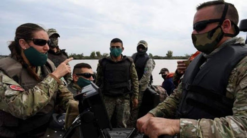 Más de un centenar de familias isleñas recibieron asistencia: el operativo lo dirigió la primera oficial mujer de la Infantería de Marina | Actualidad