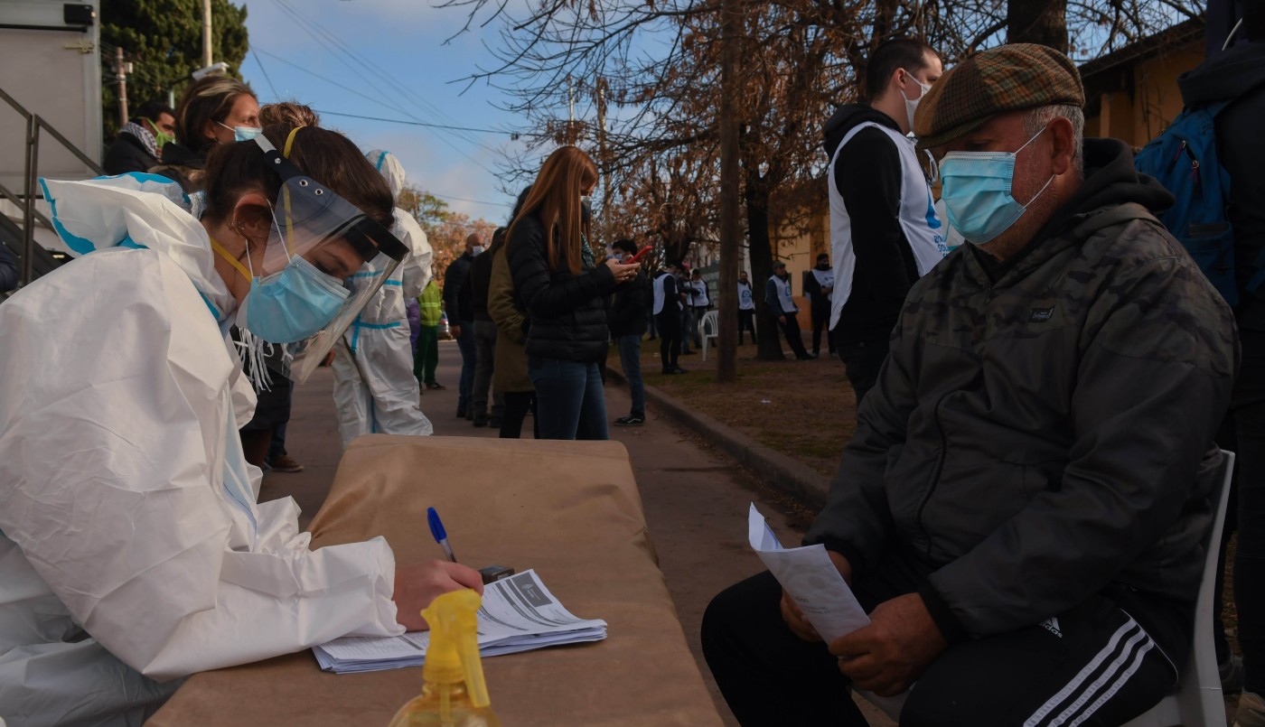 Cómo es vivir en un barrio aislado por el coronavirus: testimonios de vecinos de Villa Azul | Actualidad