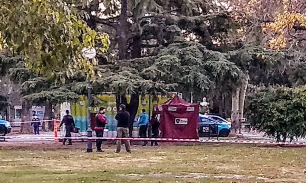 Encuentran muerto a un hombre con un balazo en la cabeza frente al Parque Saavedra | Actualidad