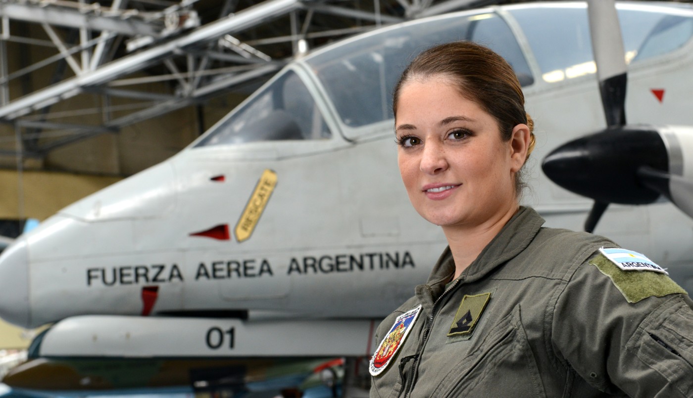 La historia de  Sofía Vier, la primer mujer en volar un avión caza en Argentina | Actualidad