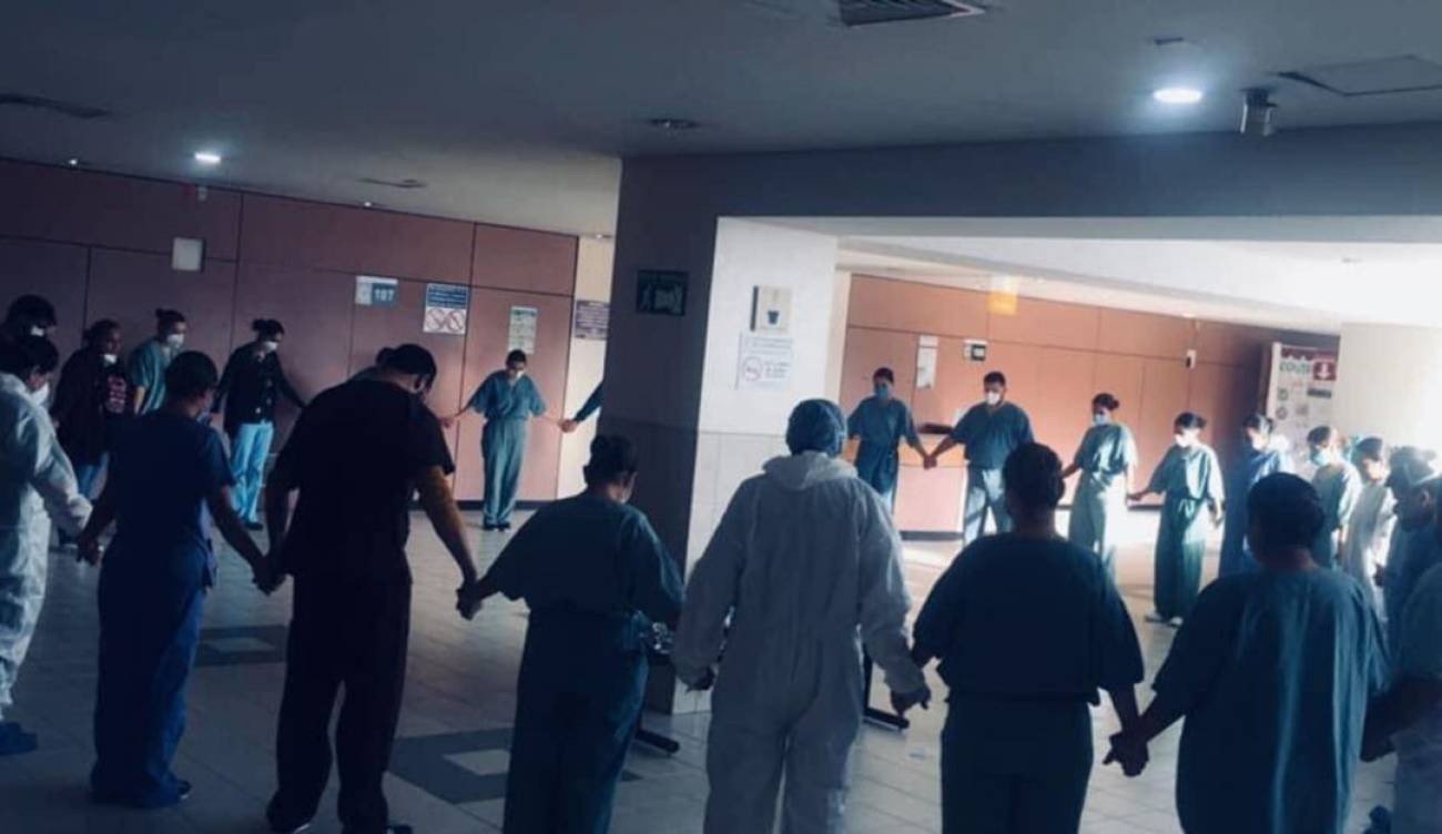 En la trinchera: la foto de los enfermeros que rezan antes de dar la batalla contra el coronavirus | Internacionales