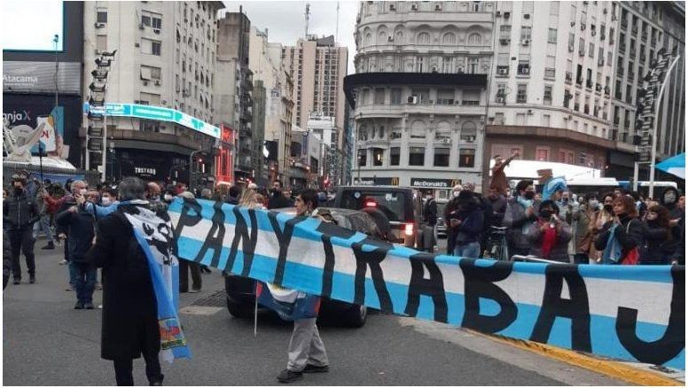 Manifestantes se concentran en el Obelisco para protestar contra la cuarentena | Actualidad