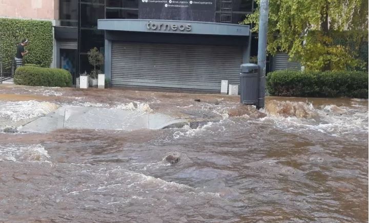 Se rompió un caño maestro de agua y se inundaron varias calles de San Telmo | Actualidad
