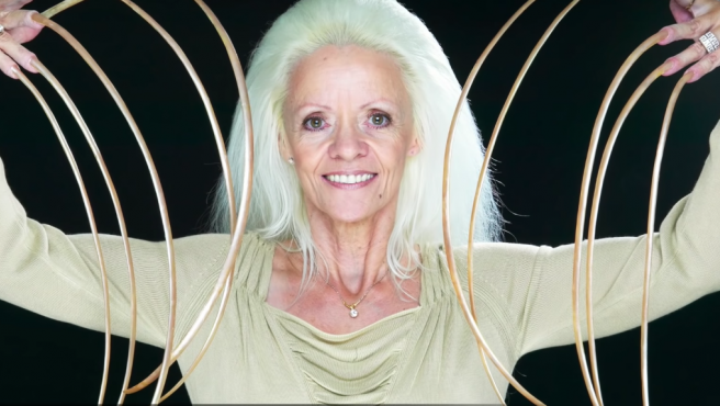 El terrible accidente que le cambió la vida a la mujer que fue récord por tener las uñas más largas del mundo | Curiosidades