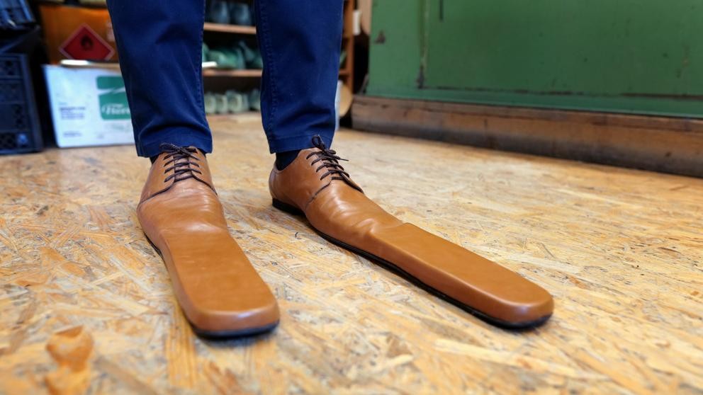 Coronavirus: los zapatos gigantes creados para mantener la distancia social en la calle | Curiosidades