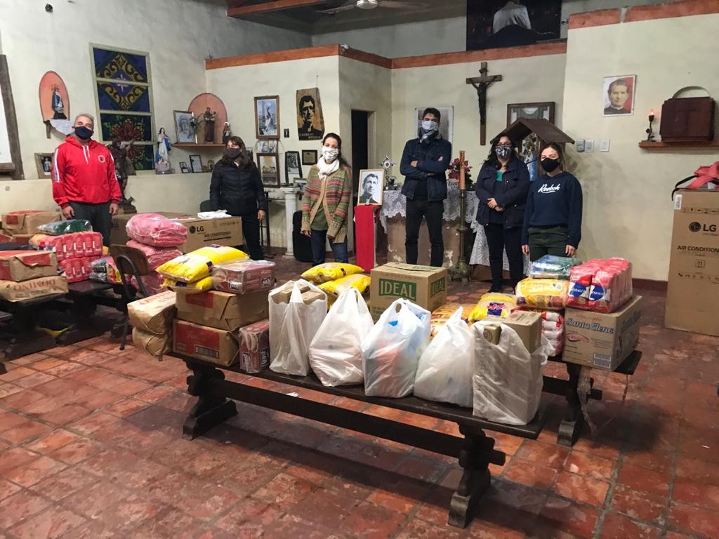 El club del Barrio Mugica recibe donaciones para asistir a sus 700 chicos | Actualidad