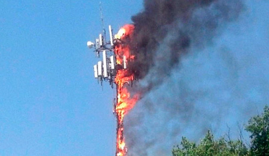 Tres años de cárcel por quemar una antena de 5G a la que culpaba por el coronavirus | Internacionales