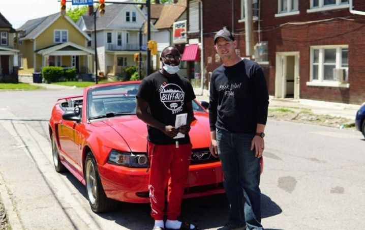 La emotiva recompensa que recibió un joven que limpió su ciudad tras las protestas por George Floyd | Internacionales