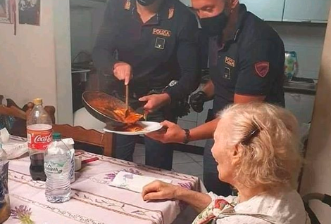 La historia de la abuela que estaba postrada y llamó a la policía para que le haga la comida | Internacionales