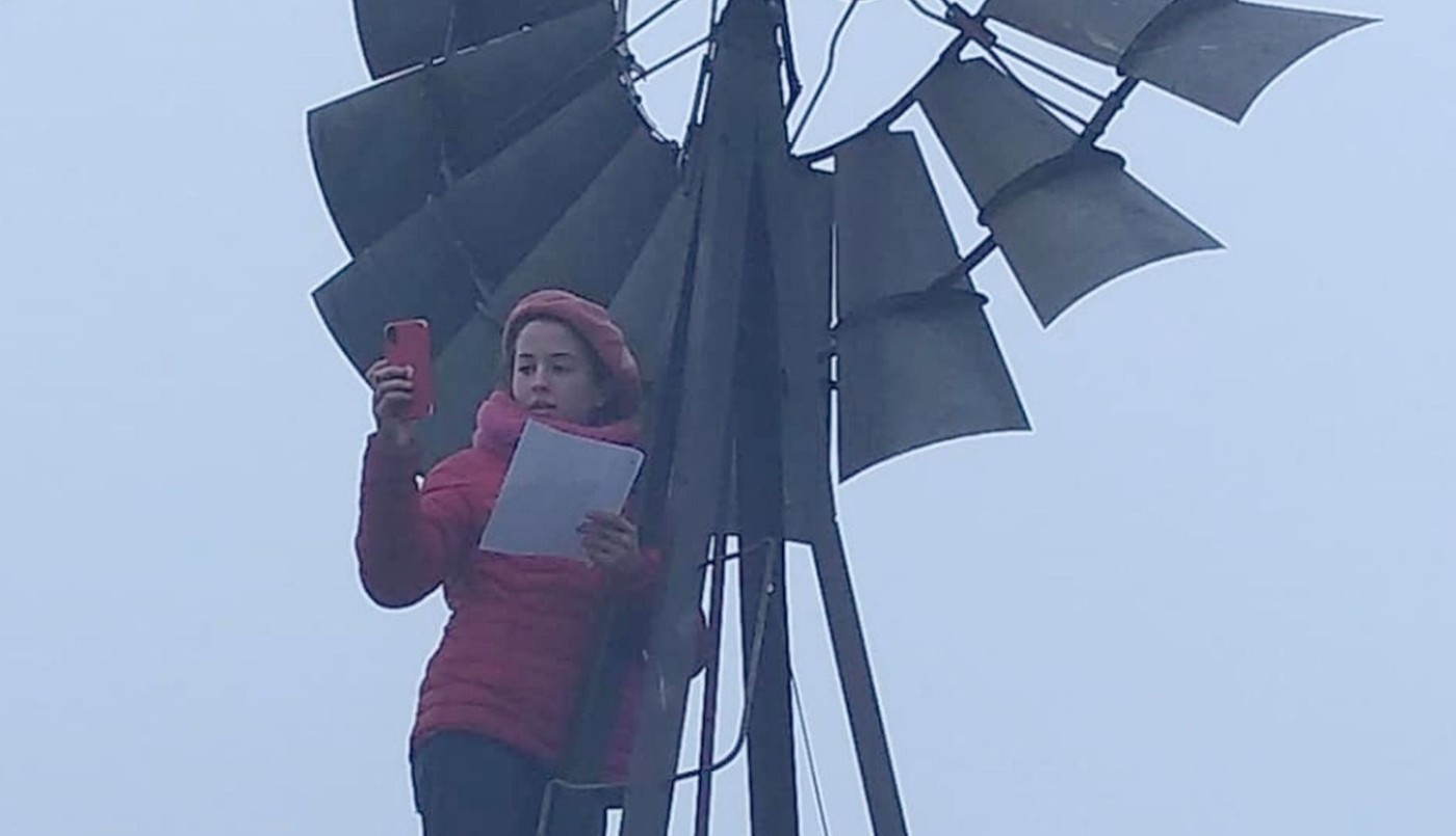 La nena que se sube a un molino para tener señal de Internet y poder mandar la tarea escolar | Actualidad