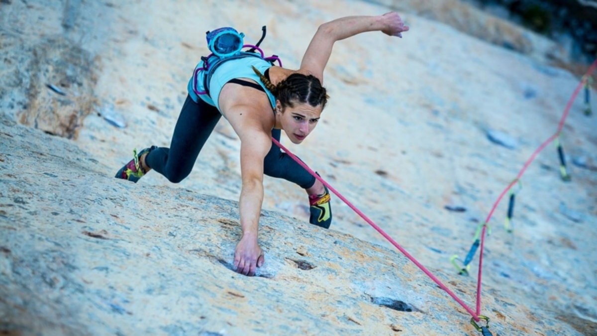 Conmoción por la muerte de una joven campeona de escalada: cayó al vacío mientras entrenaba | Internacionales