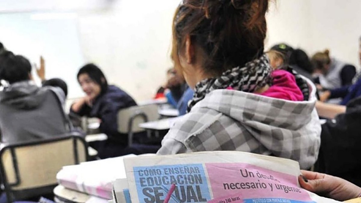 Intentan separar a un docente por enseñar ESI en una escuela porteña | Actualidad