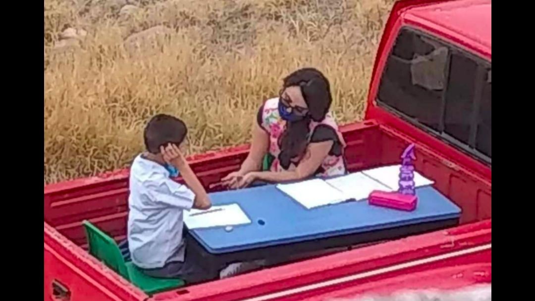 La maestra que sale a dar clase en la parte de atrás de una camioneta | Internacionales