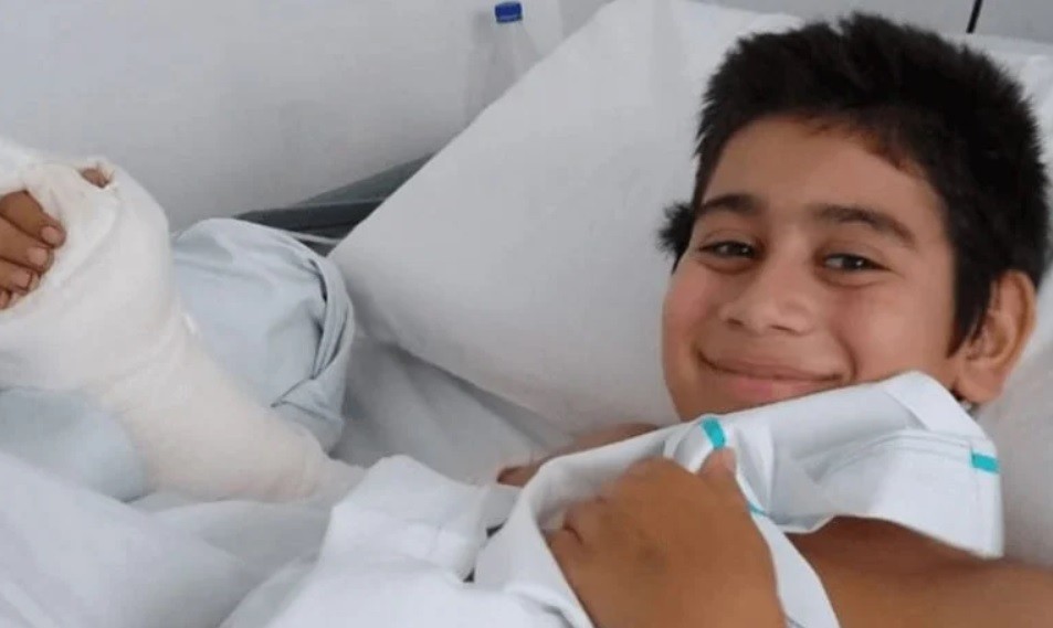 Por descuido su hermano le cortó la mano de un hachazo: lograron reimplantársela | Actualidad