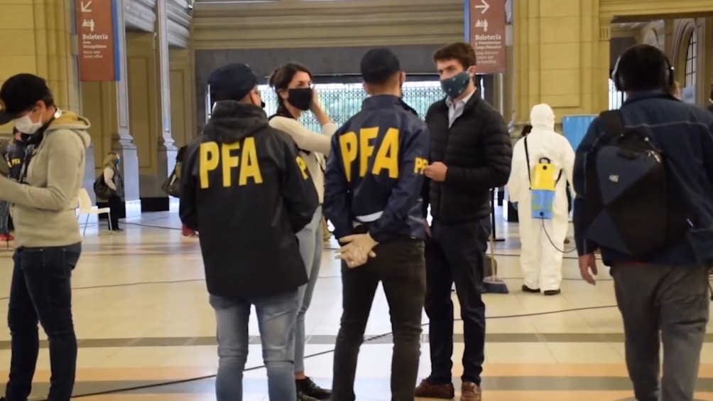 Confirmación: trabajadores exceptuados pueden circular con nuevo permiso sin usar transporte público | Actualidad