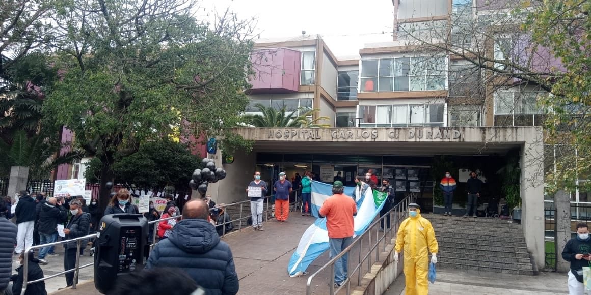Abrazo simbólico al Hospital Durand tras la muerte de un enfermero | Actualidad