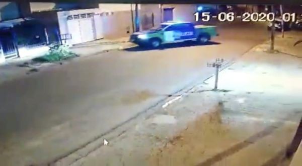 Video: escracharon a policías jugando a reventar un globo con el patrullero | Actualidad