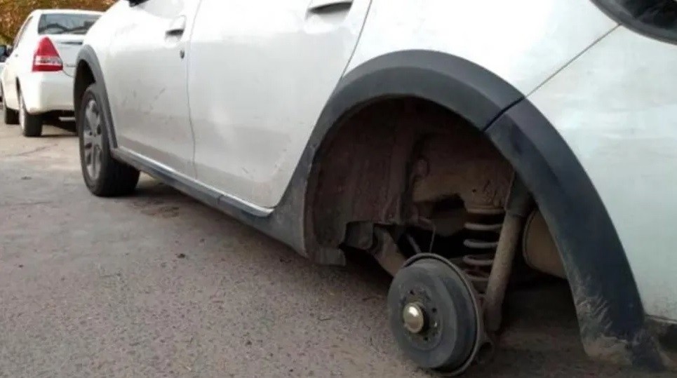 Un "robarueda" perdió un dedo al cáersele el auto encima de la mano | Actualidad