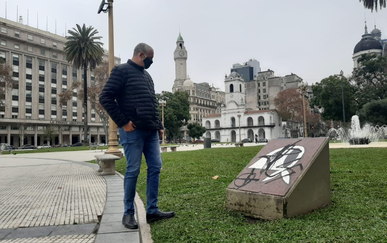 Repudian vandalización de pañuelos de las Madres de Plaza de Mayo | Actualidad