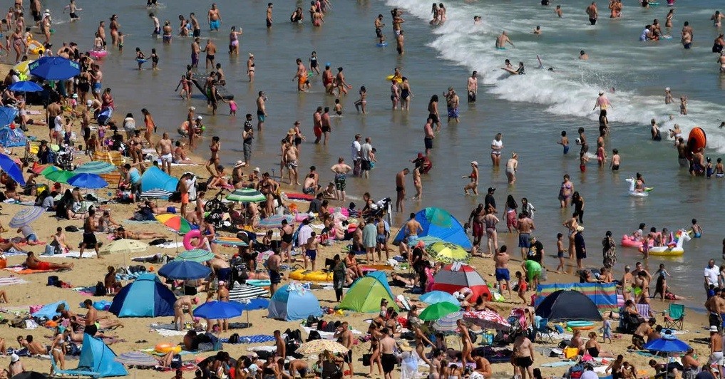 La policía británica despeja playas abarrotadas en medio de la ola de calor y la pandemia | Internacionales