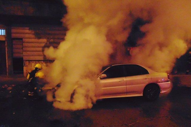 Incendiaron el auto del novio de una enfermera contagiada de Covid-19 | Actualidad