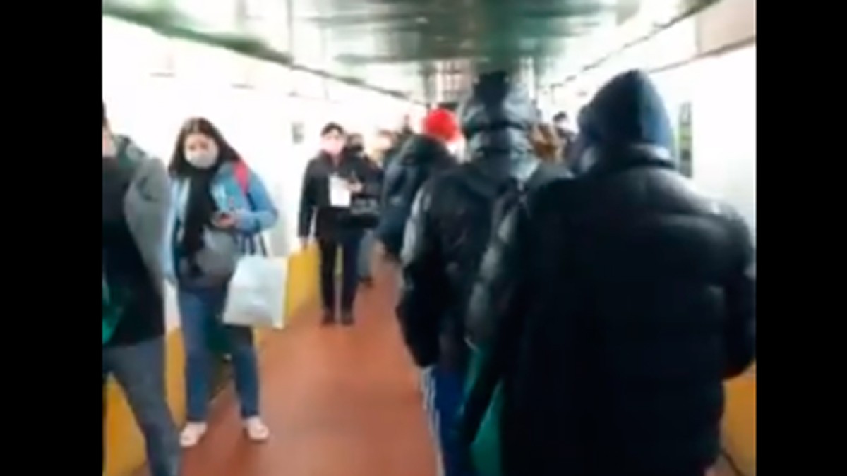 Video documento: largas colas sin distancia social en un túnel del tren Sarmiento | Actualidad