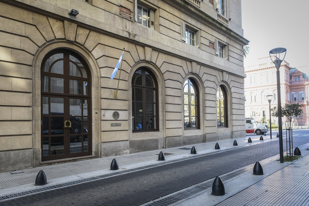 Cambian el nombre "Martínez de Hoz" de edificio de la AFI por el de "José Hernández" | Política