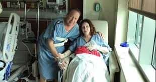 Le donó un riñón a la misma persona que su marido le había dado otros dos órganos | Internacionales