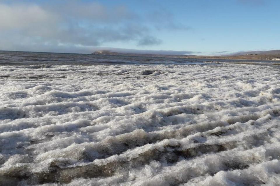 Frío intenso: olas congeladas en El Calafate | Actualidad