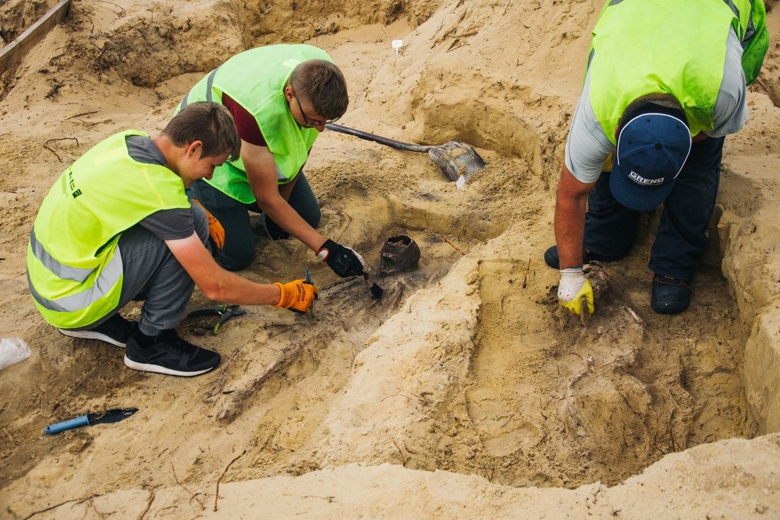 Fosa común: hallaron cuerpos de unos 100 nenes con monedas en la boca | Internacionales