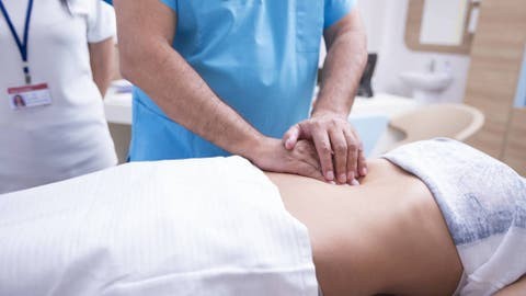 Mujer de 30 años fue al médico por dolores abdominales y le diagnosticaron cáncer testicular | Internacionales