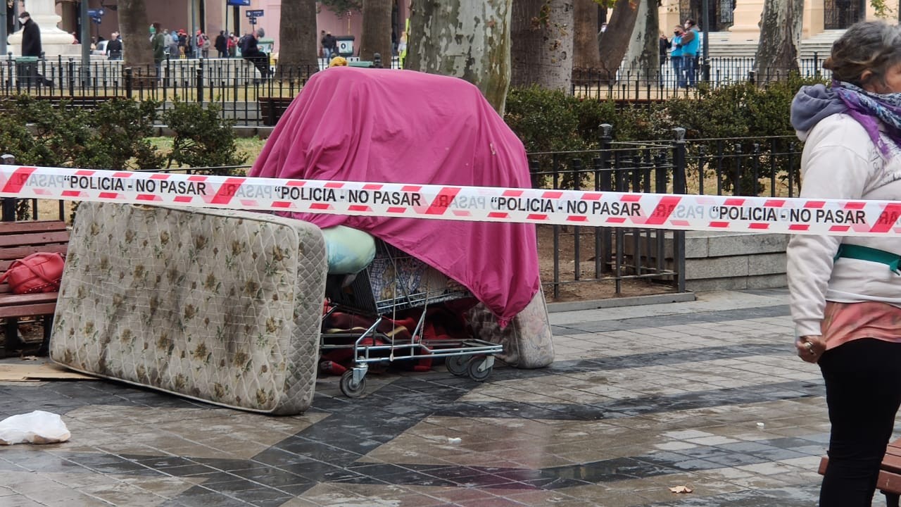 Murió una joven mujer embarazada que dormía en una plaza de Córdoba | Actualidad