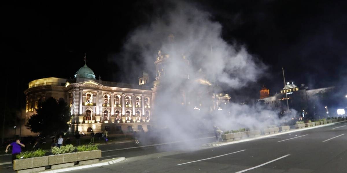 Estallido en Serbia por el anuncio de una nueva cuarentena: intentaron tomar el Parlamento | Internacionales
