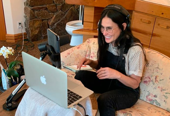 Demi Moore se mostró en la intimidad de su baño y se volvió viral por un detalle extraño | Espectáculos