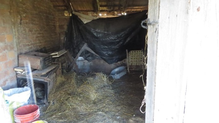Rescatan a un cuidador rural que vivía sin piso ni baño y con techo de lona | Actualidad